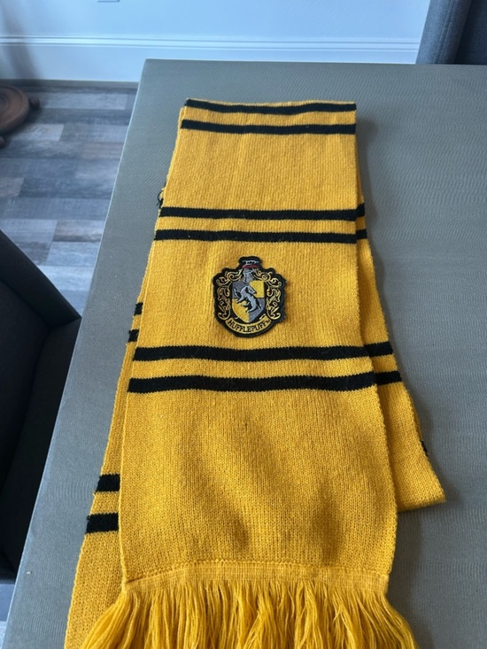 Wizarding World Of Harry Potter Accessories - Cinereplicas Hufflepuff extra long Scarf has slight wear GUC